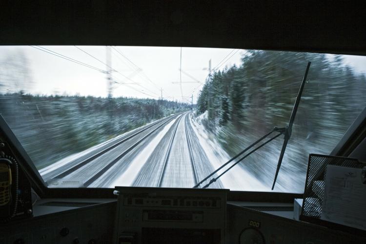sporarbejde Snefald og fygning kommer ikke bag på DSB. Men det forhindrer ikke problemer med sporskifter og frosne tog. 
