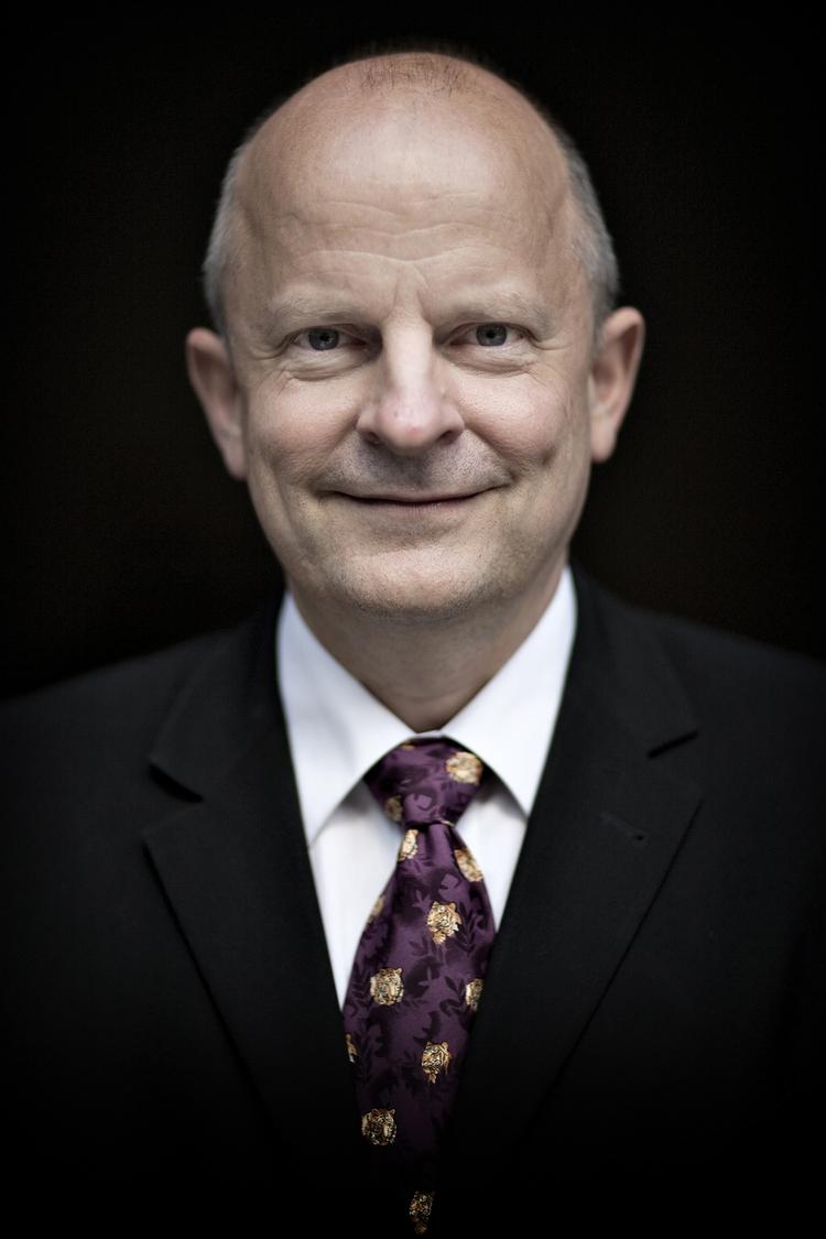 Lars B. Goldschmidt - medlem af Politikens tænketank - kommer her med sit personlige bud på, hvordan den triste kurve i ungdomsarbejdsløsheden kan knækkes. Undervisningsminister Bertel Haarder giver sin replik til forslaget. 