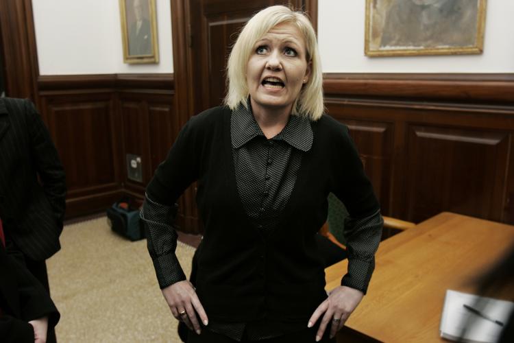 Svar på tiltale. Carina Christensen går i rette med oppositionen, der har kritiseret hende i hårde vendinger. 