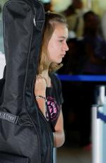 Hjemvendt. Med sin guitar over skulderen gik Laura Dekker igennem lufthavnen i Amsterdam. 