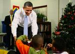 Julemand. Præsident Obama havde i går besøg af børn i Det Hvide Hus. De fik serveret ingefærskager - blandt andet formet som familiens hund Bo. Men senere på ugen bliver minen mere alvorlig, når sundhedsreformen skal til afstemning. 