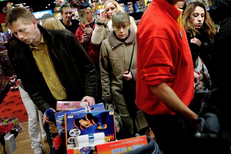 En forklaring på, at det netop er i dag, mange mænd må til kasseapparaterne, er, at de har bevaret deres ur-instinkter fra da de gik rundt som jægere for et par tusinde år siden. De har et tunnelsyn, der gør, at de er bedst til at koncentrere sig om én ting ad gangen. Arkiv 