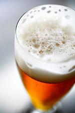Tørstige danskere. Trods krisen drikker danskerne stadig juleøl i litervis. Så meget, at Carlsberg nu melder alt udsolgt. 
