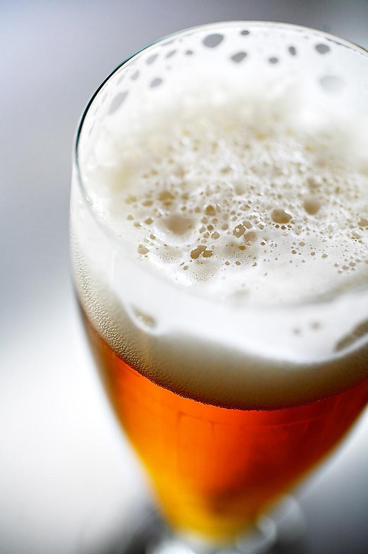 Tørstige danskere. Trods krisen drikker danskerne stadig juleøl i litervis. Så meget, at Carlsberg nu melder alt udsolgt. 