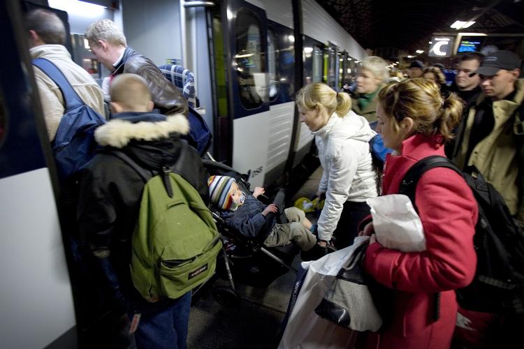 Mylder. Folk er belæsset med julegaver og lidt tid om at komme in dog ud af togene, men ind til videre er juletrafikken uden forsinkelser. Arkivfoto. 