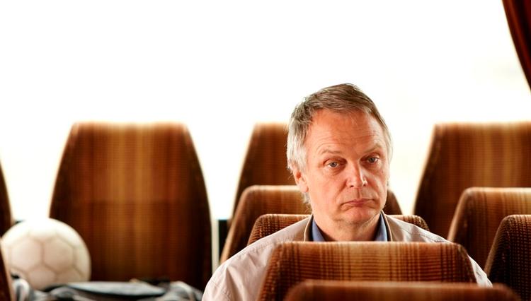 Kristian Halken har fået sin første hovedrolle som pedellen Vagn. Især Halken og Robert Hansen får ros for deres præstationer i 'Oldboys'. 
