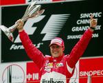 comeback. Michael Schumacher jubler over sejren i det kinesiske grandprix i 2006. Efter tre års fravær fra Formel 1 vender den tidligere verdensmester nu tilbage. Arkivfoto. 