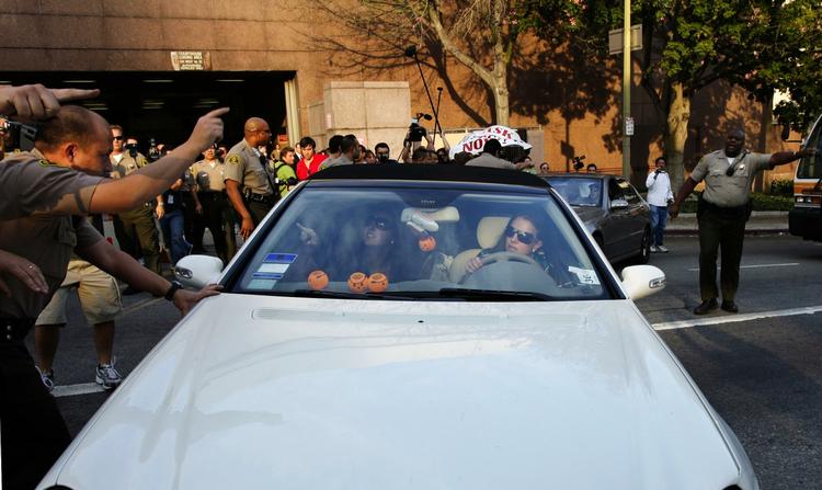 omringet. Den amerikanske sangerinde er altid omringet af mindst en håndfuld fotografer. Her forlader Britney Spears retten i 2007, hvor hun mistede forældremyndigheden over sine to sønner. 
