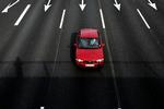 afveje. Her trisser en bilist afsted i motorvejens midterspor. Det kan være fristende at overhale indenom. Men det kan give bøde og klip i kørerkort. 