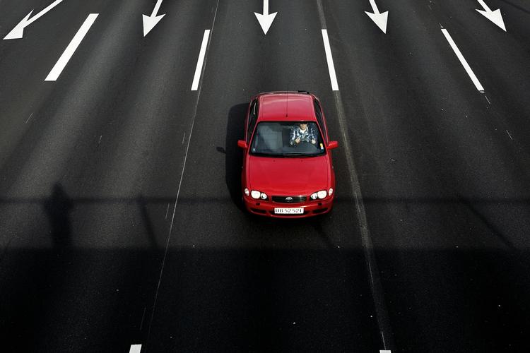 afveje. Her trisser en bilist afsted i motorvejens midterspor. Det kan være fristende at overhale indenom. Men det kan give bøde og klip i kørerkort. 