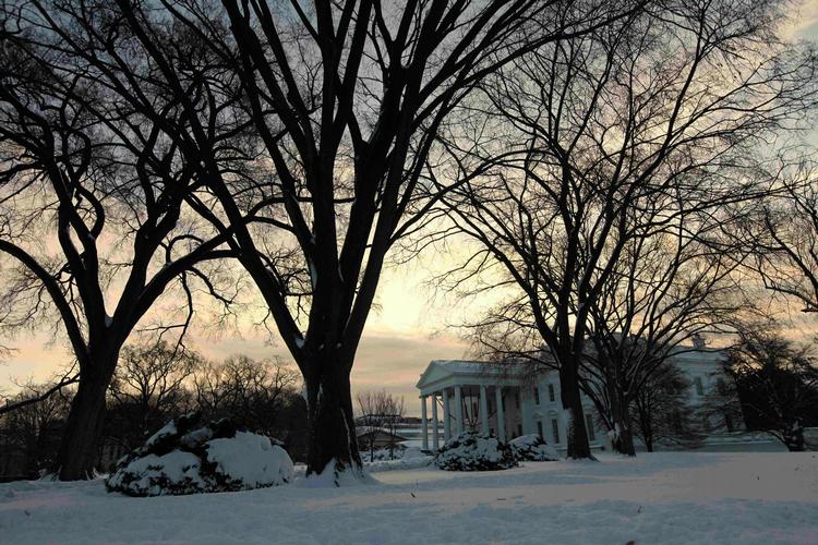 Julesne Den 20. december lå sneen tungt over Washington. Og nu er mere på vej. 