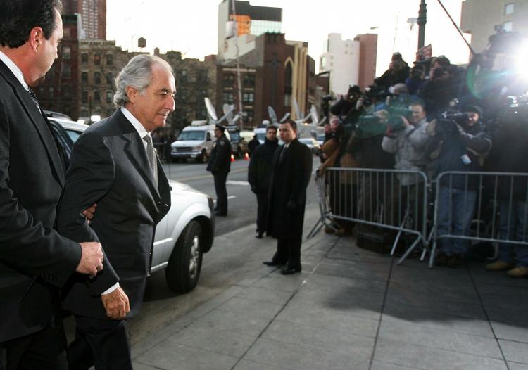 Skyldig. Bernard Madoff ankommer her til retten. I marts erklærede han sig skyldig i en af historiens største svindelnumre begået af en enkelt mand. 