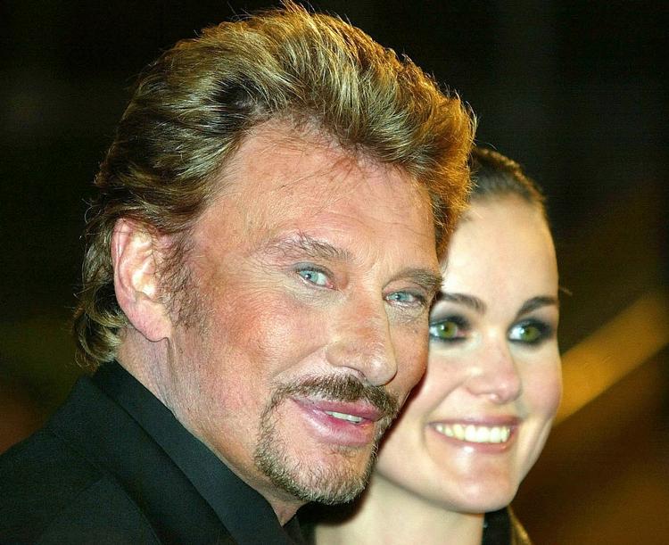 Levende. Den franske rockstjerne Johnny Hallyday kan fejre jul med sin hustru Laeticia (th) og hans to døtre, efter han er sendt hjem fra hospitalet. 
