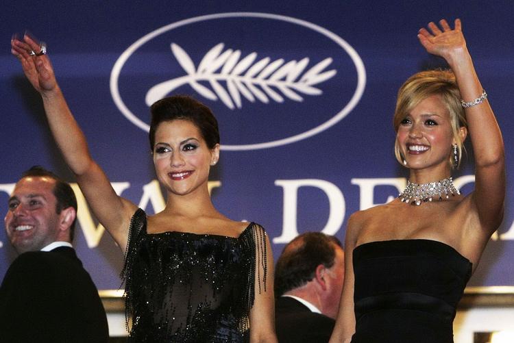 Brittany Murphy (tv) sammen med Jessica Alba (th), da de to promoverede filmen 'Sin City' i Cannes i 2005. 