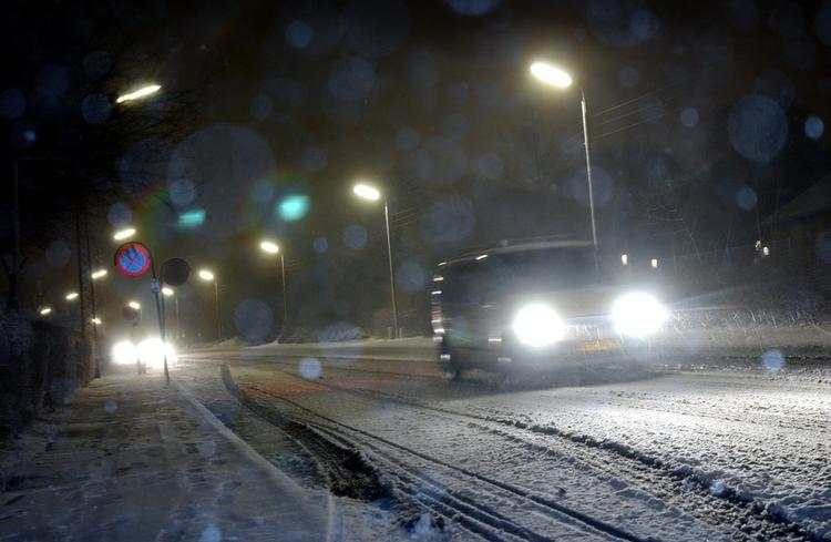 Kør forsigtet - sneen kan give glatte veje i Jylland. Arkivfoto 