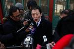 Dom. Liu Xiaobos advokat Shang Baojun taler med pressen efter dommen. 