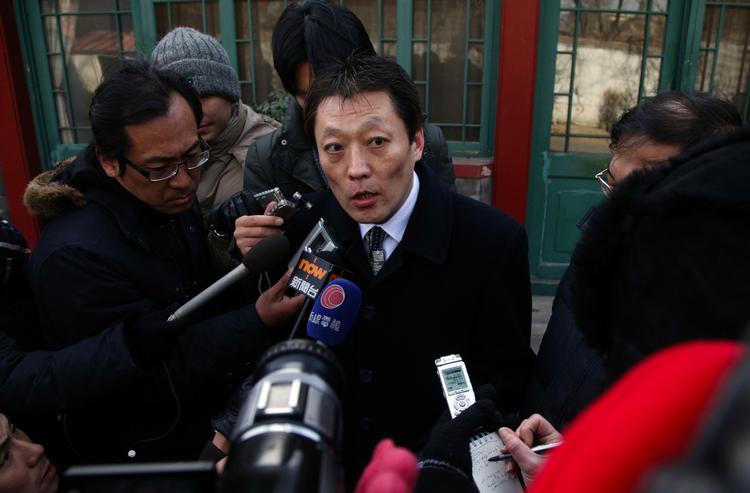 Dom. Liu Xiaobos advokat Shang Baojun taler med pressen efter dommen. 