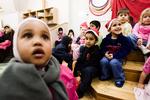 Nissetraditioner. I landets børnehaver og skoler går muslimske børn både Lucia og med nissehue. Og forældrene kommer gerne, når der inviteres til julefest. Her er vi i menighedsbørnehaven Troldpilen på Nørrebro i København. Foto: Tariq Khan 