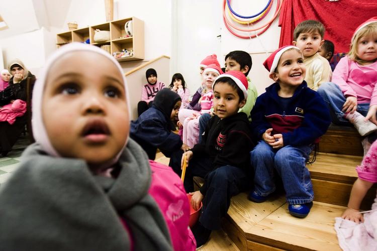 Nissetraditioner. I landets børnehaver og skoler går muslimske børn både Lucia og med nissehue. Og forældrene kommer gerne, når der inviteres til julefest. Her er vi i menighedsbørnehaven Troldpilen på Nørrebro i København. Foto: Tariq Khan 