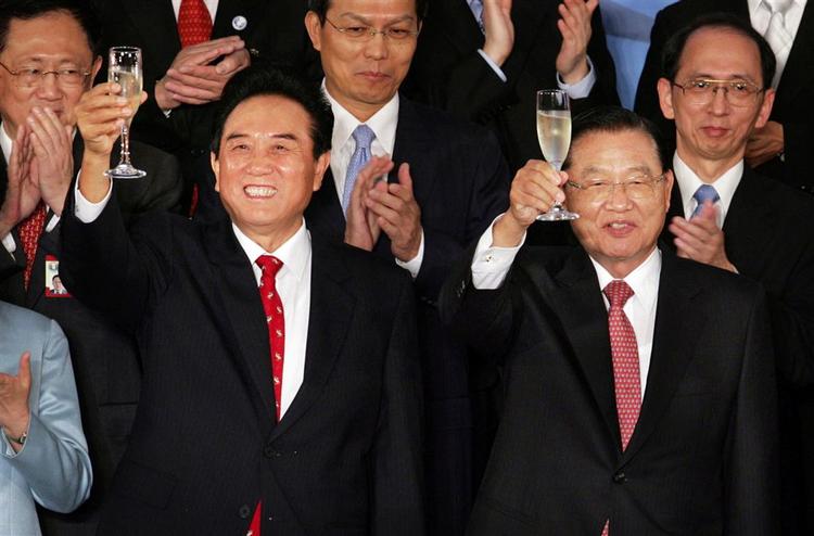 Et historisk syn: Den kinesiske topforhandler Chen Yunlin (tv) og hans taiwanesiske modpart P.K. Chiang skåler på de nye handelsaftaler mellem de to lande. 