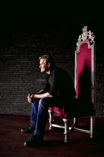 Skabertrang. I ugerne op til premieren  havde Kasper Holten ikke andet end sin forestilling i hovedet og kunne ikke forstå, at verden buldrede videre uden for Det Kongelige Teater.  Foto: Jacob Ehrbahn 