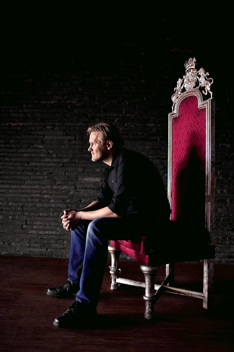 Skabertrang. I ugerne op til premieren  havde Kasper Holten ikke andet end sin forestilling i hovedet og kunne ikke forstå, at verden buldrede videre uden for Det Kongelige Teater.  Foto: Jacob Ehrbahn 