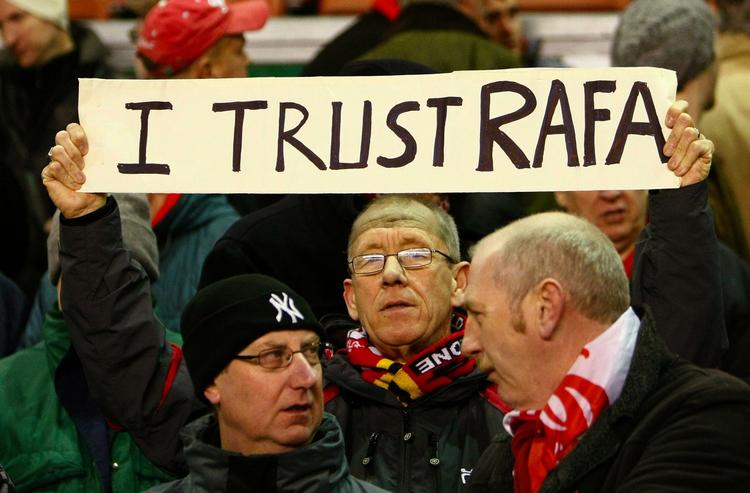 Opbakning. En Liverpool-fan skilter med sin støtte til manager  Rafael Benitez under dagens kamp. 