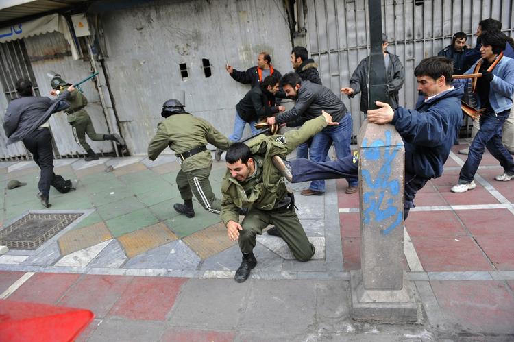 Protester. Demonstranter i kamp med politiet i Teheran i dag. Få billeder slipper ud fra Iran. 