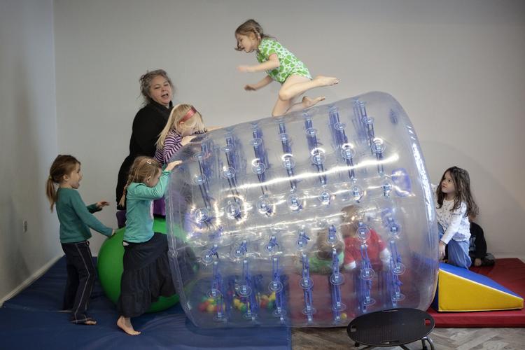 Bevægelse. Cirka 50 danske børnehaver er certificeret som idrætsbørnehave. I børnehaven Valborg er der fysisk aktivitet det meste af dagen. 