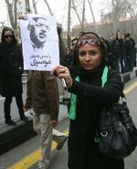 uroligheder. En iransk demonstrant med en løbeseddel med et portræt af oppositionslederen Mir Hossein Mousavi. Hans 20-årige nevø er angiveligt blandt de demonstranter, der blev dræbt i går. . 