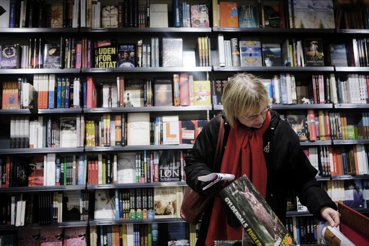 Små boghandlere med særpræg har chancer for at klare sig på det britiske marked, lyder vurderingen. 