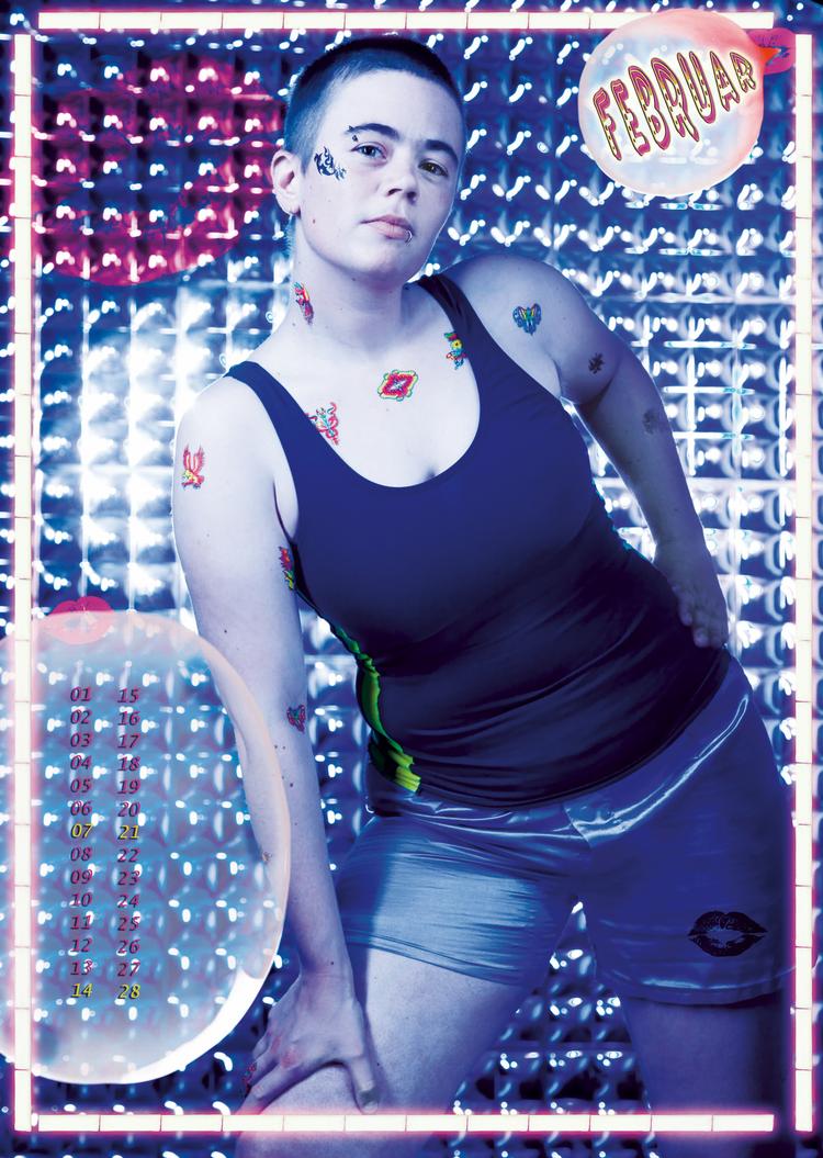 pinup. For nylig blev der udgivet en pinup-queerkalender for at vise "nogle andre kroppe og andre måder at være sexet på". Her er det Frk. Februar. Illustration: 'Sugar Up. Queer Scum Pin Up 2010'. 