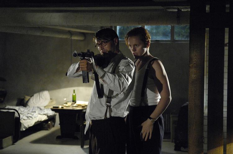 Citronen instruerer Flammen i håndtering af skydevåben. Foto: Sandrew  Metronome 