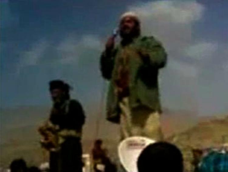 Terror. Al-Qaeda-krigeren Mohammed al-Kalwi optræder her på en video fra en træningslejr i Yemen, hvor han raser efter at hæren i december har slået til mod andre medlemmer af terrornetværket. 