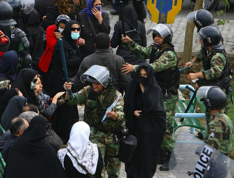 Demonstration. Nye sammenstød er, som ventet, i gang i den iranske hovedstad Teheran. 