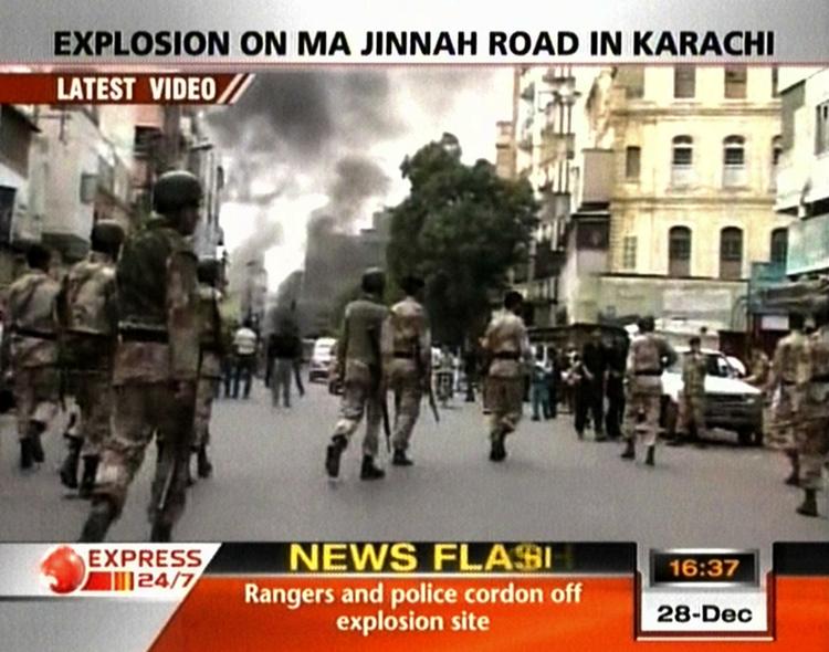 selvmordsbombe. TV-billeder fra Express News viser paramilitære styrker løbe mod den eksplosion, der i dag kostede 15 livet i Pakistan. 