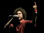 Taknemmelighed. Rage Against the Machine donerer pengene fra de mange solgte singler til velgørenhed. På billedet frontmand Zack de la Rocha. Arkivfoto. 