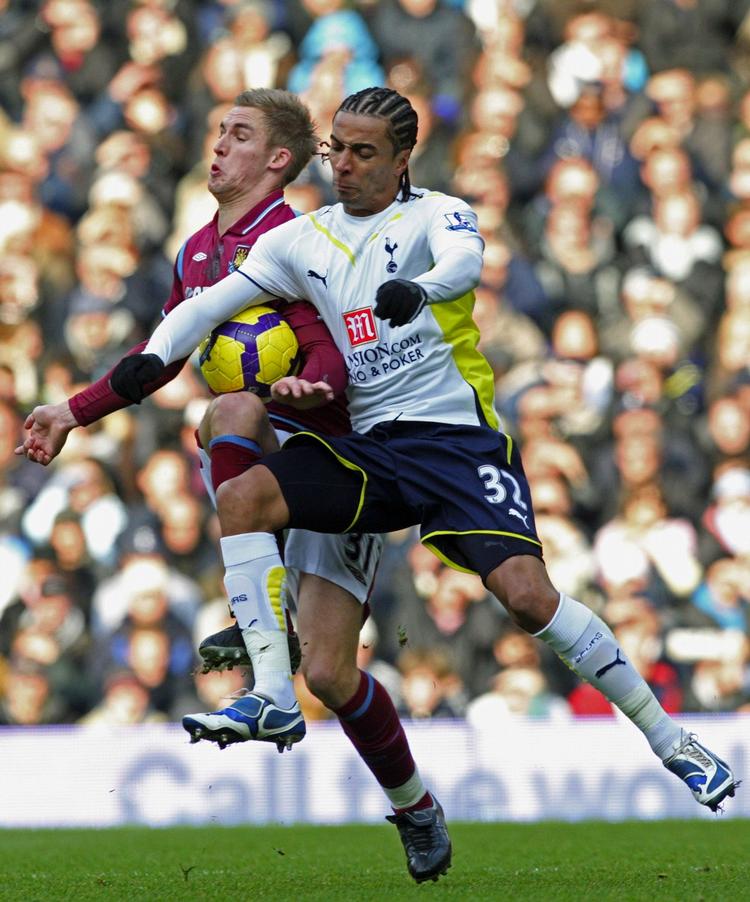 Lokalopgør. Tottenham-spilleren Benoit Assou-Ekotto (til højre) trak det længste strå mod  West Ham og  Jack Collison. 