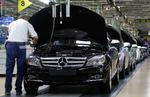 Mercedes skærer kraftigt i rpiserne fra nytår. C-klassen (billedet) bliver således op til 140.000 kroner billligere. 