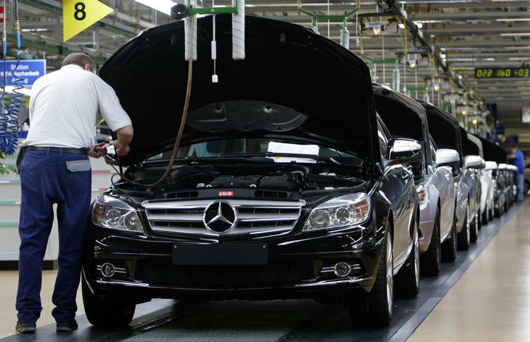 Mercedes skærer kraftigt i rpiserne fra nytår. C-klassen (billedet) bliver således op til 140.000 kroner billligere. 