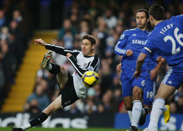 effektivt. Zoltan Gera skyder midt i en vending og scorer for Fulham mod et tøvende Chelsea-forsvar. 