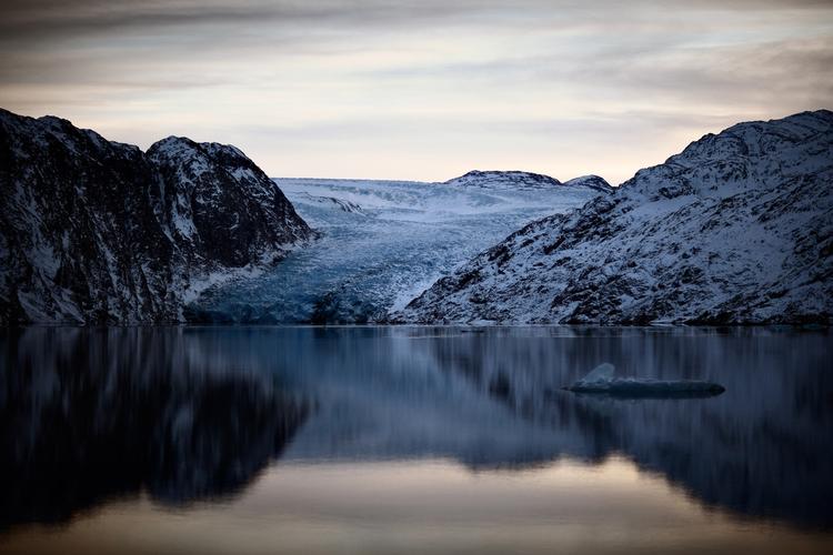 Isturisme. Krydstogter til både Arktis og Antarktis er blevet populære de seneste år. Turisterne vil se is - og helst den, ingen andre har set før. 