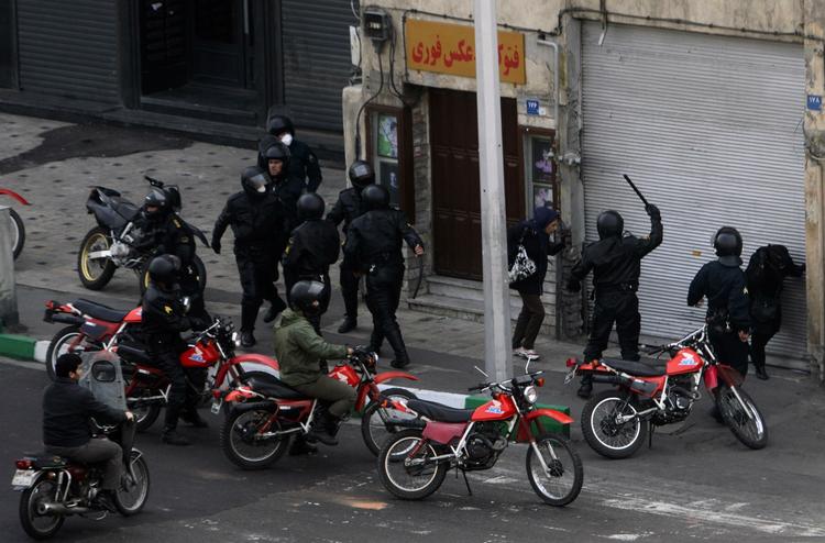 Gadeslag. De forhadte Basij-styrker med sorte hjelme og motorcykler slår til mod demonstranter. Fotografiet er uofficielt og smuglet ud af Iran. 