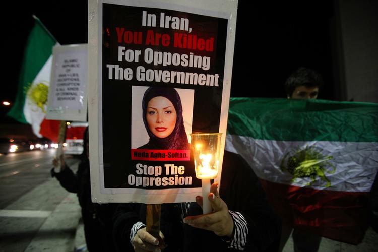 støtte. I mange lande er iranere gået på gaden for at støtte deres landsmænds demonstrationer i Iran. Demonstrationen her fandt sted i Los Angeles i går. 