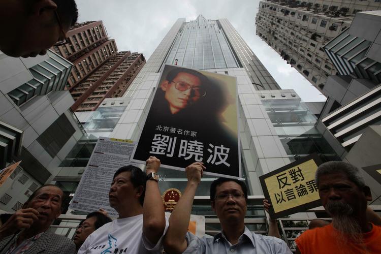 Symbol. 00'erne kulminerede som mørk periode i fredags, da den kinesiske aktivist Liu Xiaobo blev idømt 11 års fængsel ved en skueproces i Beijing. 