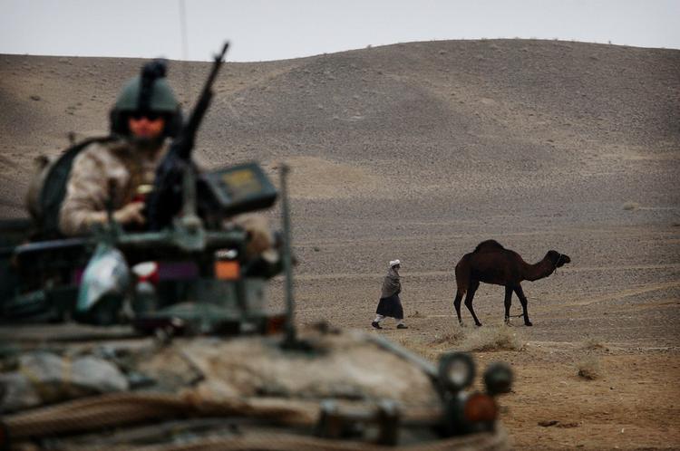 milliardudgifter. USA har skrottet dyre militærprojekter, men alligevel stiger udgifterne til landets militær. Her er det en en soldat, der patruljerer i Afghanistan ved grænsen til Pakistan. 