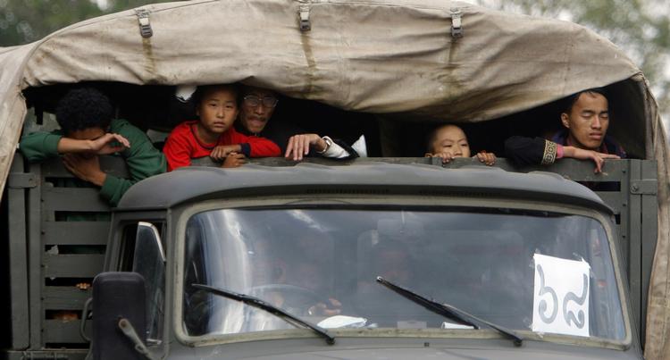 udvist. Hmong-flygtning fra Thailand sendes ud af landet. Her køres en gruppe fra deres flygtningelejr af militæret. 