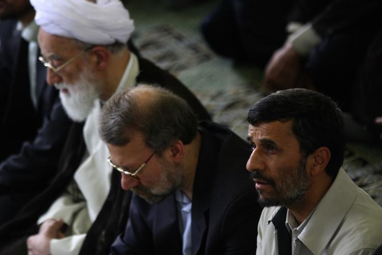 LEDERNE. I midten parlamentsformand Ali Larijani og til højre præsident Mahmoud Ahmedinejad. Billedet er fra juni i år. 