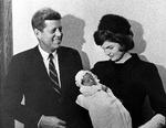 Kennedy. Billedet har er fra 1960 og viser præsidentparret ved deres søns dåb. Fire år tidligere var Kennedy på en eriotisk bådtur, troede flere eksperter, da de så et falsk billede. 