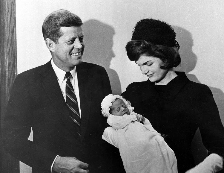 Kennedy. Billedet har er fra 1960 og viser præsidentparret ved deres søns dåb. Fire år tidligere var Kennedy på en eriotisk bådtur, troede flere eksperter, da de så et falsk billede. 
